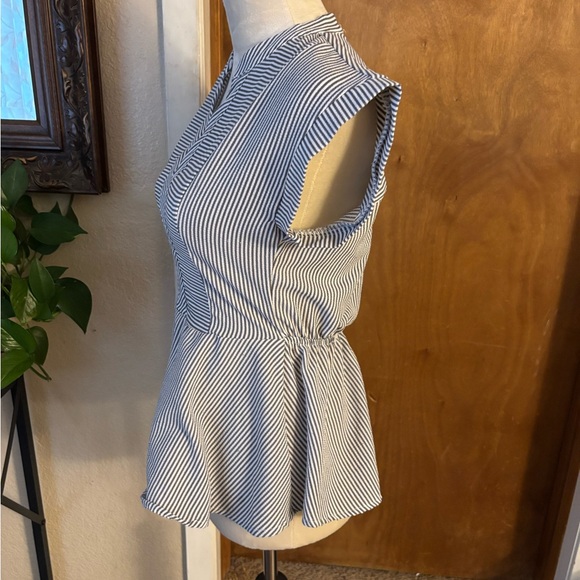 Peplum top
Women’s size Medium - Picture 4 of 10